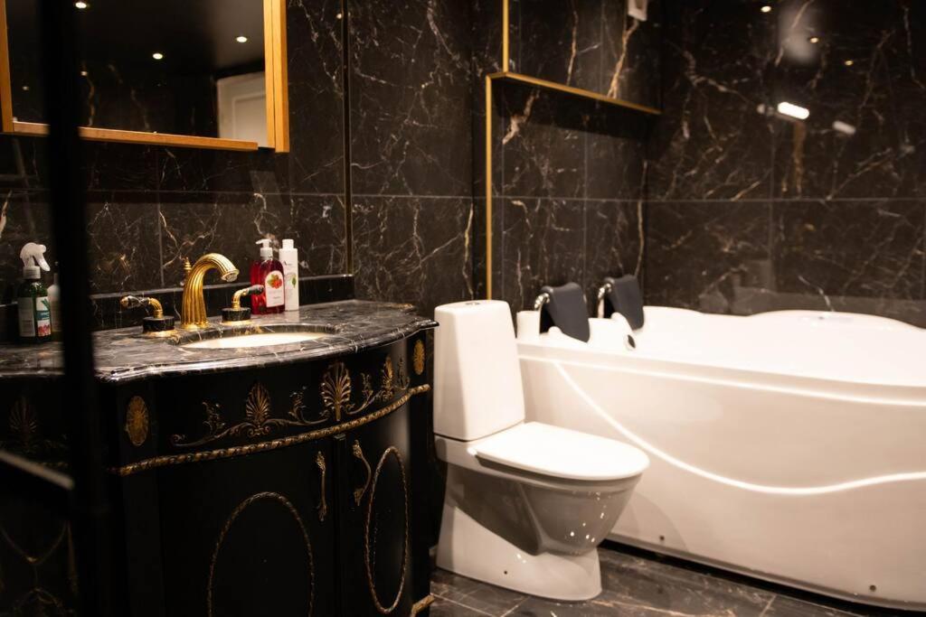 Historical Malt Factory Apartment, 6 Bedrooms, Sleeps 12 , Hot Tub Helsingborg Esterno foto