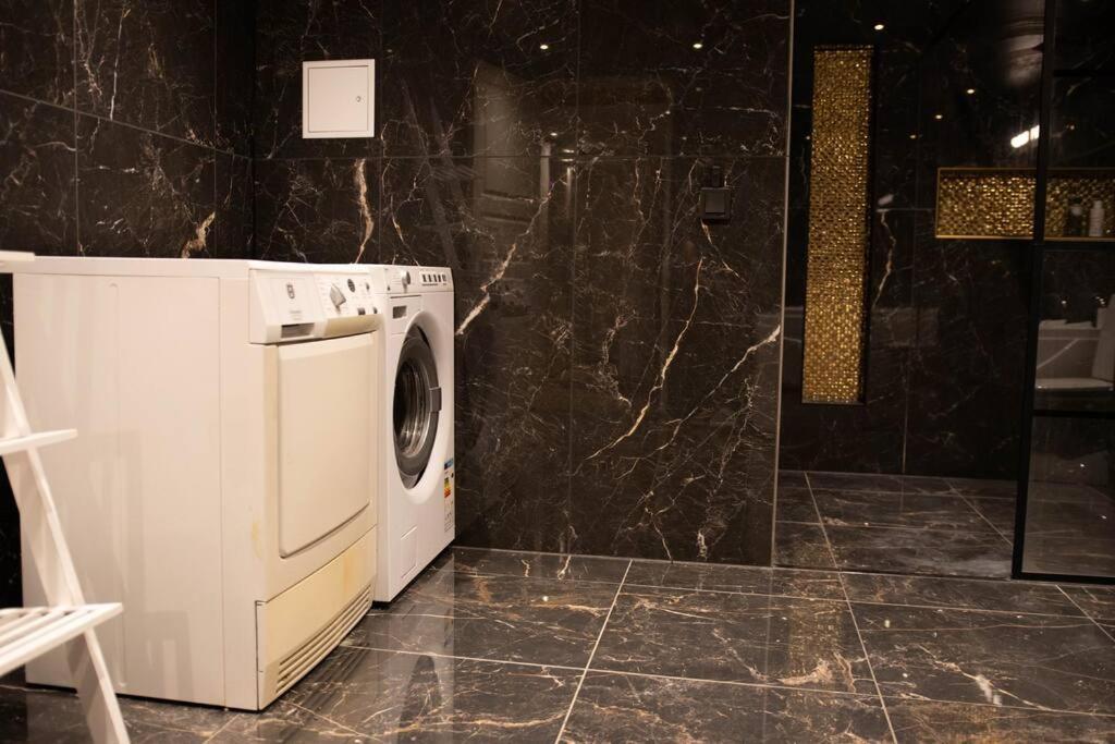 Historical Malt Factory Apartment, 6 Bedrooms, Sleeps 12 , Hot Tub Helsingborg Esterno foto