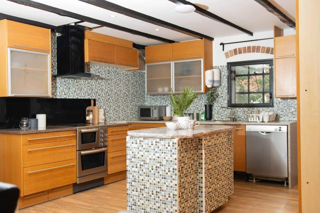 Historical Malt Factory Apartment, 6 Bedrooms, Sleeps 12 , Hot Tub Helsingborg Esterno foto