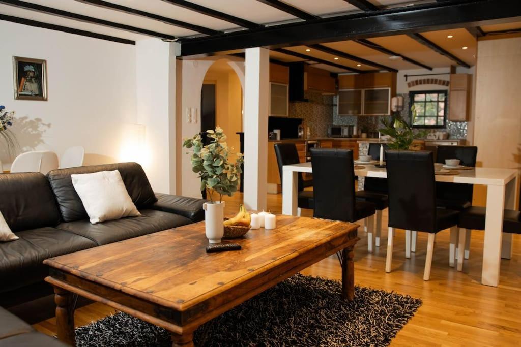 Historical Malt Factory Apartment, 6 Bedrooms, Sleeps 12 , Hot Tub Helsingborg Esterno foto